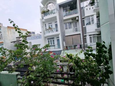 Nhà hẻm xe hơi đi bộ ra công viên làng hoa, cách Quang Trung 100m