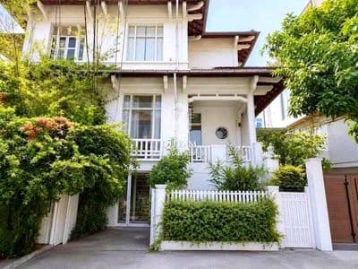 Biệt thự Pháp xưa ngay Tú Xương, Q3. Dt: 8,5x18,5m, Kc: trệt 2 lầu