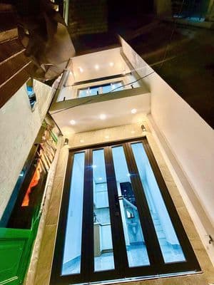 Bán nhà Lạc Long Quân, 20m2, 3,5x6m, 3 tầng, 2pn, 2wc, hẻm rộng, shr