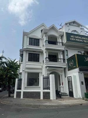 Nhà mới đẹp, có sân, góc 2 mặt tiền số 146 hoa lan quận phú nhuận