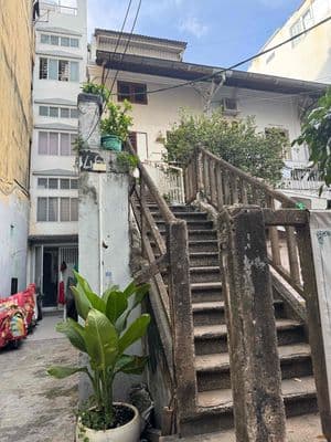 Căn hộ tầng 1 của chung cư 1 trệt 1 lầu, cầu thang riêng