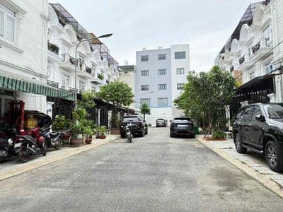 cho thuê nhà Tô Ngọc vân 2 lầu dt 4x18m 4 pn 5wc