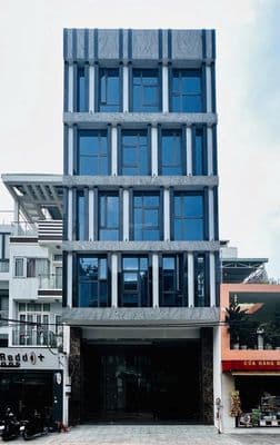 Tòa nhà mt hoàng hoa thám_7x23m_hầm trệt 5 lầu, thang máy, pccc.