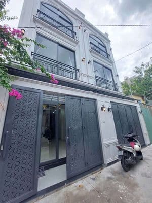Nhà mới 100% sẵn nội thất. 1t2l 4pn 5wc, đối diện vạn phúc