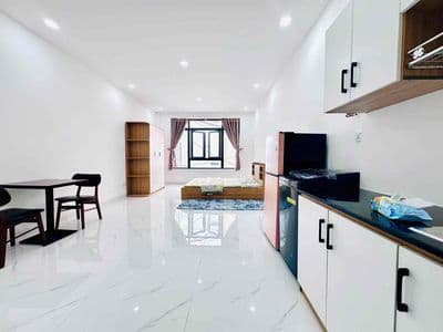 Cho thuê căn hộ studio ban công , 40m2 - gần vòng xoay dân chủ quận 3