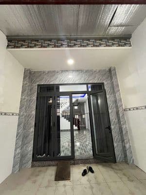 Nhà Tô Ngọc Vân ngay trường học Nguyễn Văn Thệ. DT 4x18m 1 lầu 3pn 9tr