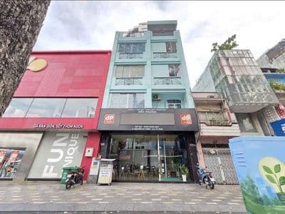 Hàng hóa mặt tiền quận 1 - giá cực tốt!