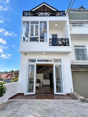 Bán gấp nhà tại Đà Lạt - Đậu xe hơi trước nhà - Đã có sổ - Nhà mới.