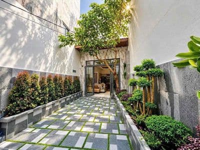 nhà sân vườn cấp 4 thiết kế hiện đại, gần quận 7