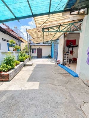 Nhỉnh 2 tỷ nhà 3 tầng bà điểm, cách mặt tiền 20m, chợ đầu mối hóc môn