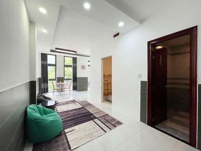 căn hộ tách bếp 40m2 full nội thất, có thang máy, xách đồ vào là ở