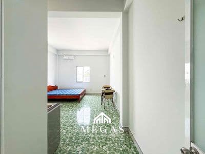 Cho thuê studio cửa sổ ban công nằm ngay ngã tư mk