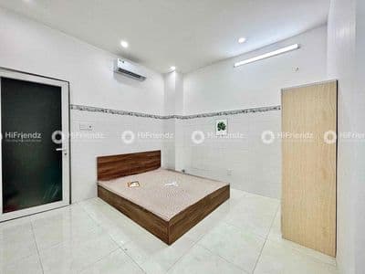 Trống sẵn phòng studio có cửa sổ trời và máy giặt riêng trong phòng