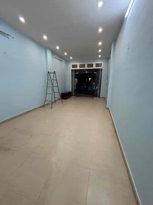 Mt phan văn trị , nhà mới , sẵn cửa kính