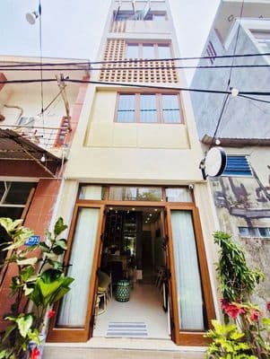 Cần cho thuê toà nhà mới xây, vị trí thuận lợi, tiện ích xung quanh
