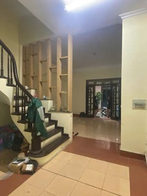 Cho thuê nhà phân lô ngõ Trung Kính. DT 60m2, 4 tầng. Giá 20tr