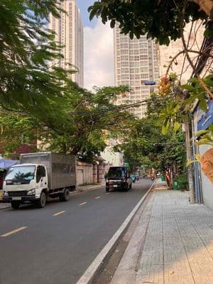 Toàn nhà góc 2 Mặt tiền Khu Làng đại Học ABC, . DT: 20x30 , Hầm 5,5L