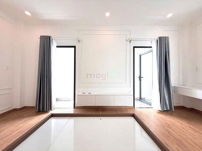 Bán nhà gấp - Đường Lạc Long Quân, P8, Tân Bình DT 6x11m CN 64m2 3 tần