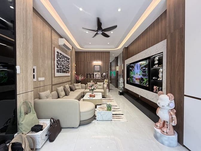 Nhà 4x19m Tân Hưng Q7: 4PN, Thang Máy, View Công Viên - 20.7 Tỷ