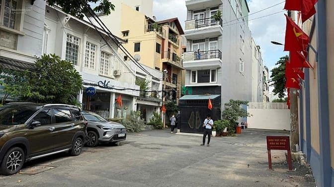 Bán nhà đường Trương Định Phường 6 Quận 3, dt: 4x27m giá 27.5 tỷ