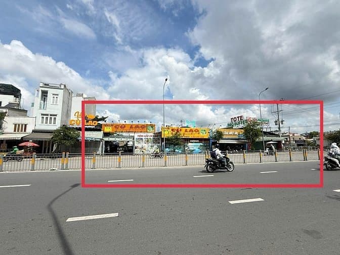 Cho thuê mặt bằng 410 Nguyễn Xí - ngang 33m, DTSD 1.100m2, gần PVĐ