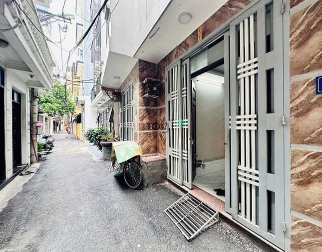 Nhà đẹp DT 45m2. Cách 106 Hoàng Quốc Việt chỉ 2km. Ngõ ô tô. Giá 8,3