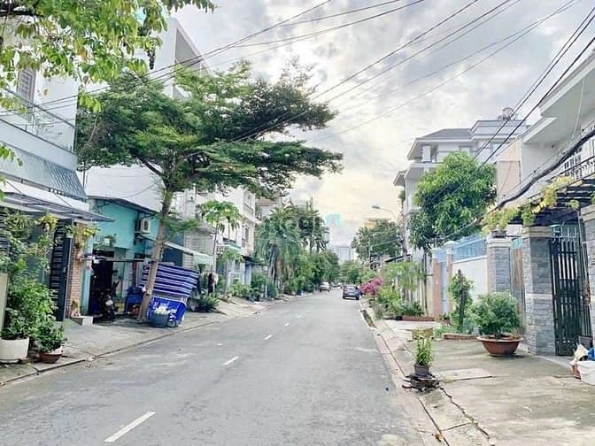 Nhà lô góc 2 mặt đường 12 m, Tân Phong quận 7. 10*22 giá 29 tỷ.