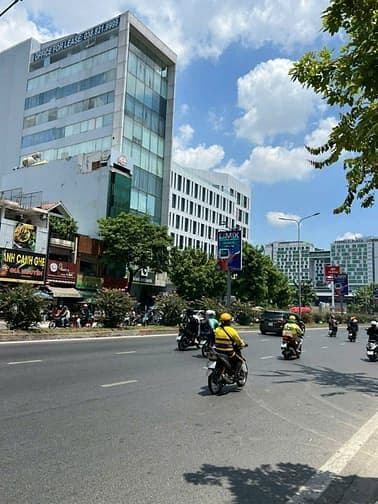 Bán nhà mt Hoàng Hoa Thám, Phường 12, Tân Bình. DT: 5x25m. Giá: 32 tỷ