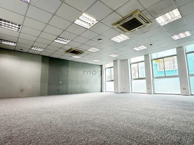 Cho thuê văn phòng view kính, thông thoáng sàn 66m2 đường Đoàn Văn Bơ