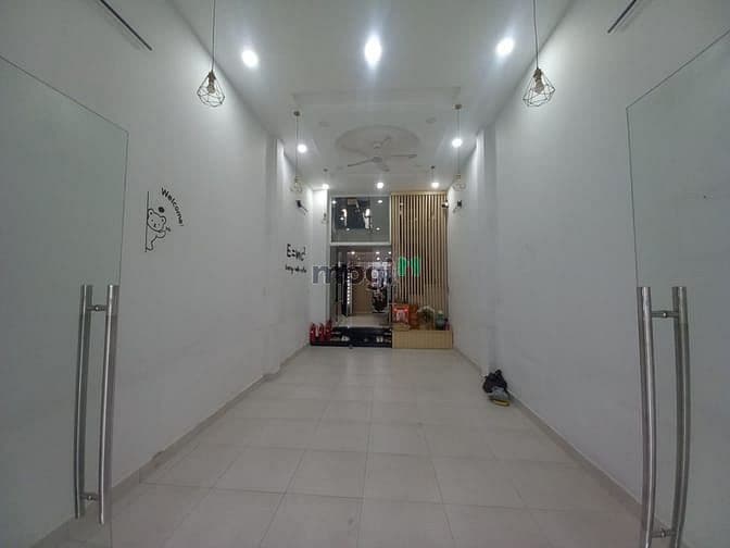 Cần cho thuê mặt bằng mặt tiền đường D5 (Gần Đại Học Ngoại Thương)