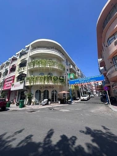 Góc 2MT SPA TRẦN NHẬT DUẬT, Q1. DT 5x20m, KC: trệt 3 lầu. Giá: 70tr