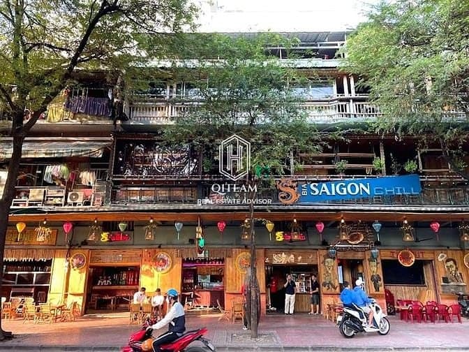 Nhà hàng VIP Góc 2MT 33 Nguyễn Trung Trực, Q1. Dt: 25x5m, Kc: tr 3 lầu