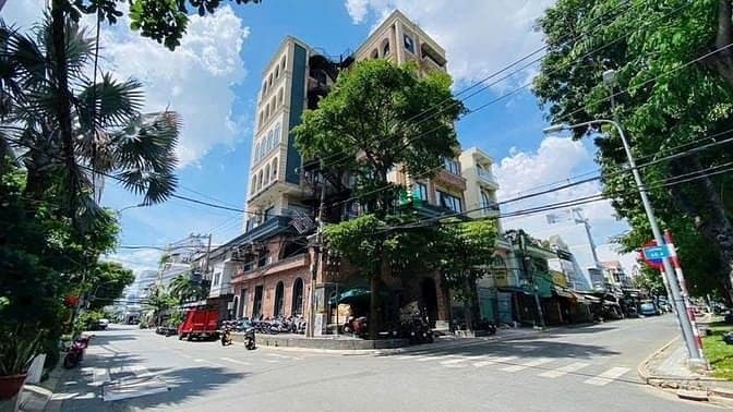 Bán nhà MT Trần Hưng Đạo ngay Pullman, DT 18,5 x 23,5m, HĐT 300tr/