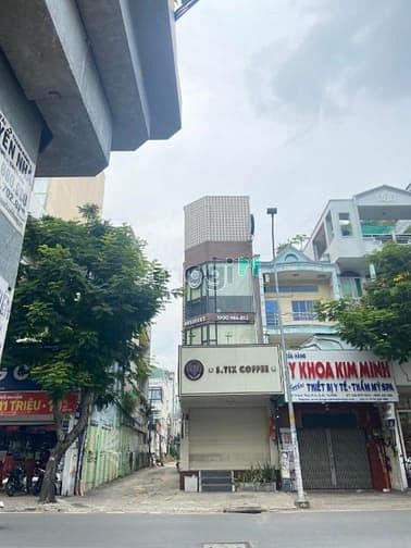 Spa thẩm mỹ góc 2MT 39 Thành Thái, Q10. Dt: 5x20m, Kc: trệt 3 lầu