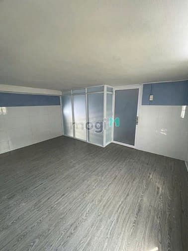 căn hộ lầu 2 góc ban công rộng thoáng, nội thất cải tạo, đủ vật dụng