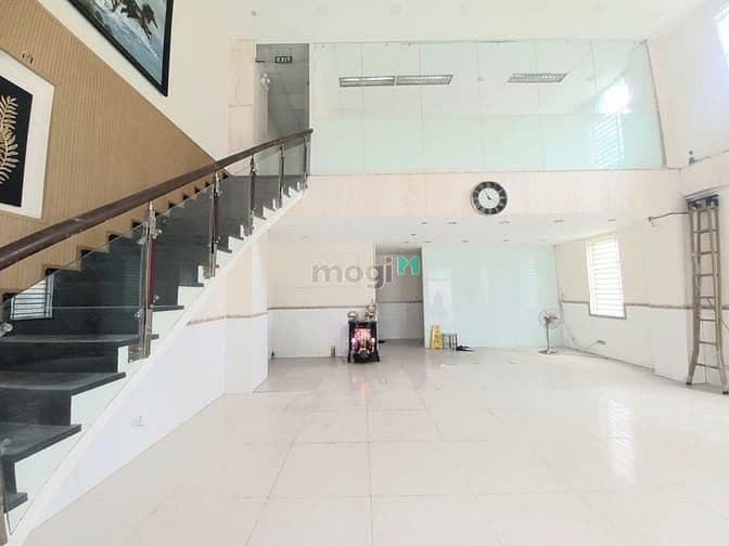 Cho thuê mặt bằng 1 trệt 1 lửng 1 lầu 2 mặt tiền Ngô Quyền, Quận 5