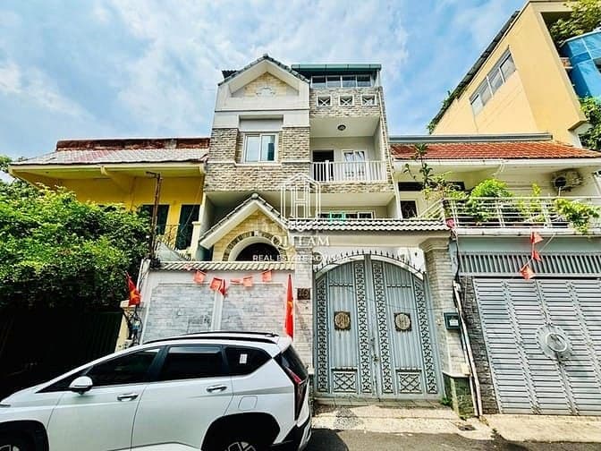 Nguyên căn MT 16 Trần Doãn Khanh, Q1. Dt: 7x15m, Kc: trệt 2 lầu