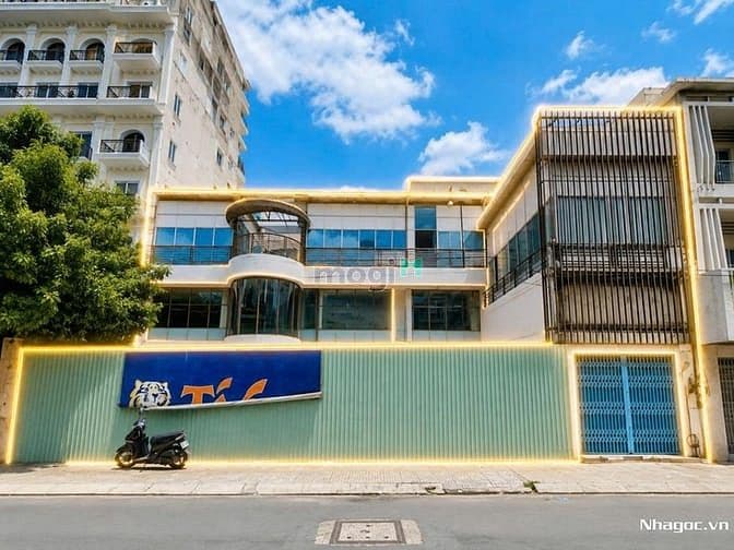 Cho thuê nhà 4 Trần Quang Diệu, MT 21m - 3 tầng rộng rãi
