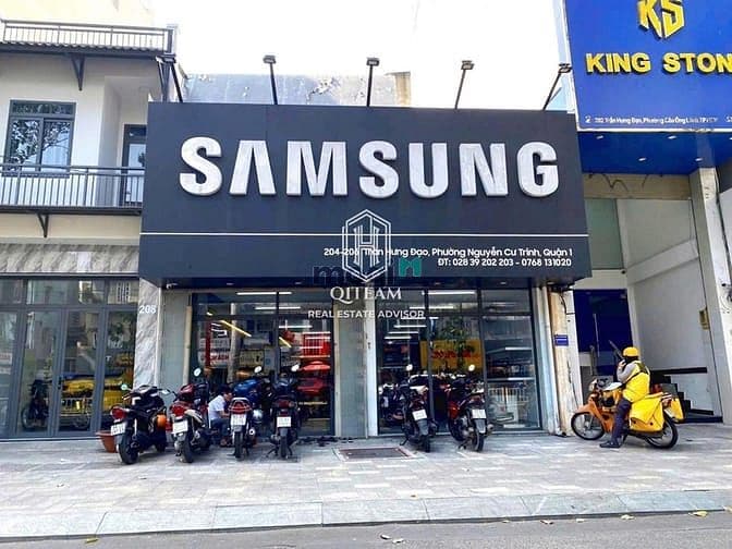 Showroom, cafe MT 206 Trần Hưng Đạo, Q1. Dt: 8x20m, Kc: trệt 1 lầu.