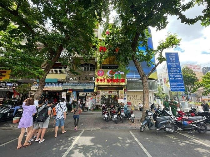 Nhà hàng, spa MT số 6 Phan Bội Châu, Q1. Dt: 4x25m, Kc: trệt 3 lầu