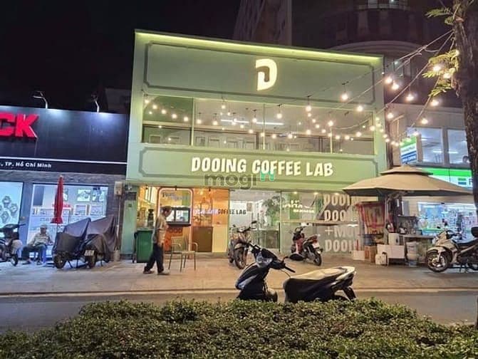 Nhà hàng, cafe MT 213 Nguyễn Văn Cừ, Q5. Dt: 10x13m, Kc: trệt 1 lầu