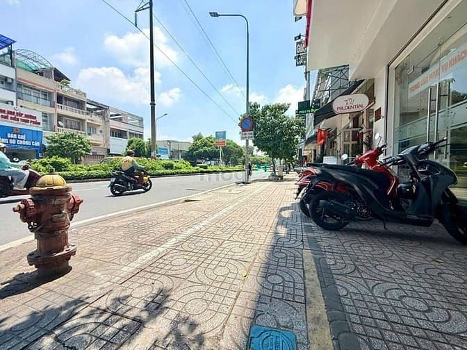 Góc Hai Mặt Tiền Q11 ( 6.3 * 14 ) 5 Lầu 24.5 Tỷ