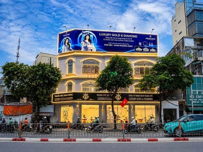 Cho thuê nhà 102Bis Nguyễn Văn Cừ - MT rộng 15m, gần Trần Hưng Đạo