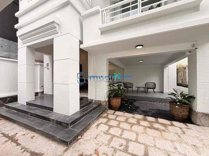 Villa 200m2 đất, 3 tầng 4PN 5WC full nội thất, sân vườn