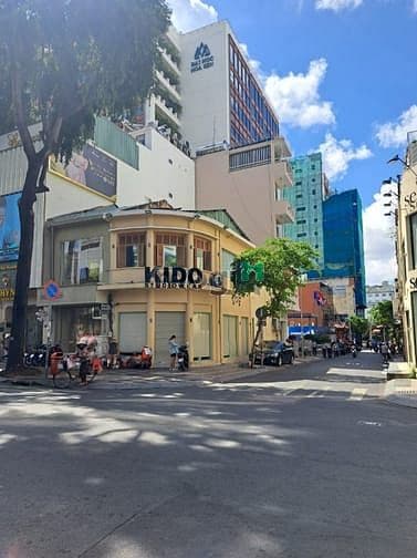 Shop thời trang (Góc 2MT) 49 Nguyễn Trãi, Q1. Dt: 5x20m, Kc: tr 1 lầu