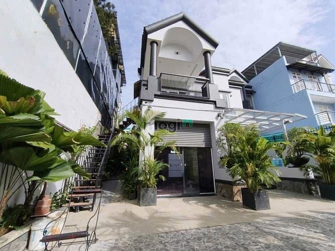 Biệt thự Thảo Điền, Q2 - 1 trệt 1 lầu, hồ bơi (12x40m). Giá 110tr/th