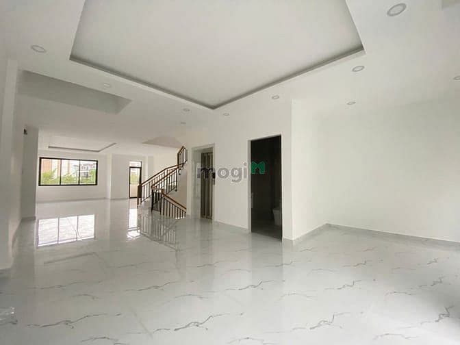 Cho thuê nguyên sàn Tầng 1, 120m2, thang máy, ngay shophouse T&T