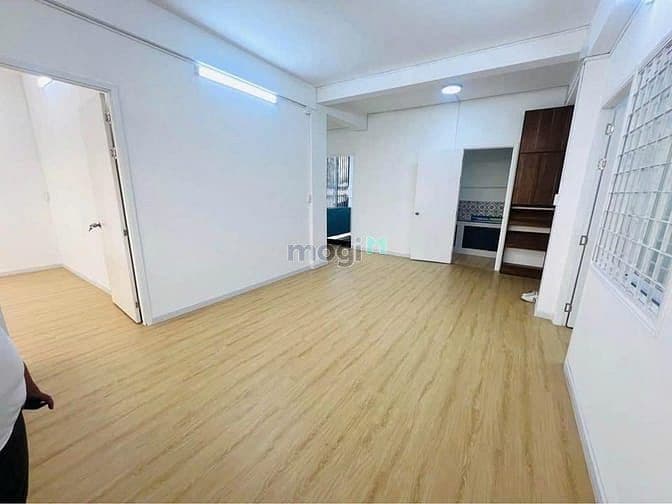 Chung cư 590 Cách Mạng Tháng 8, Quận 3 có 2PN, nhà trống giá 10 Tr/th