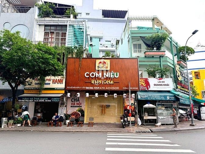 Nguyên căn cafe - nhà hàng 62 Hồ Hảo Hớn, Q1. Dt: 6x20m. Gía: 55tr