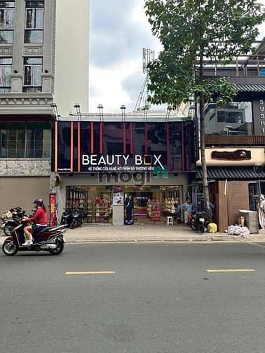 Shop thời trang 79 Nguyễn Trãi, Q5. Dt: 10x8m, Kc: trệt 1 lầu. Gía: 85